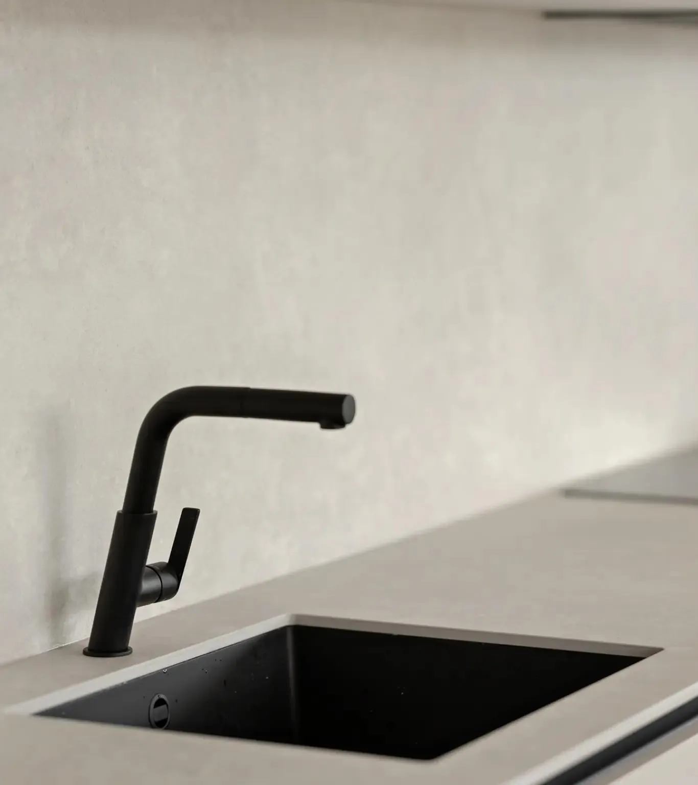 Czarny zlew kuchenny w nowoczesnym stylu