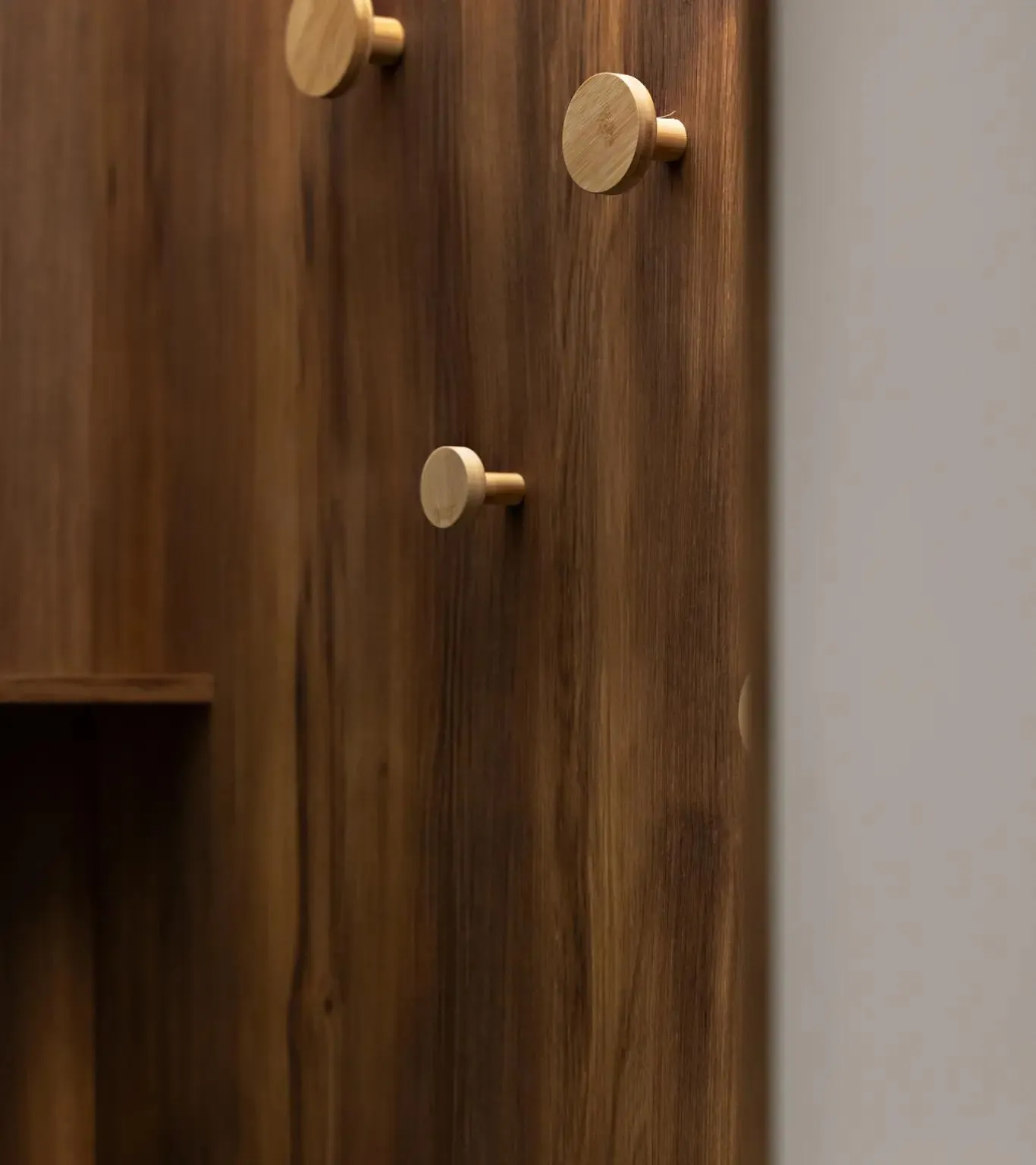 Drewniane uchwyty na ścianie