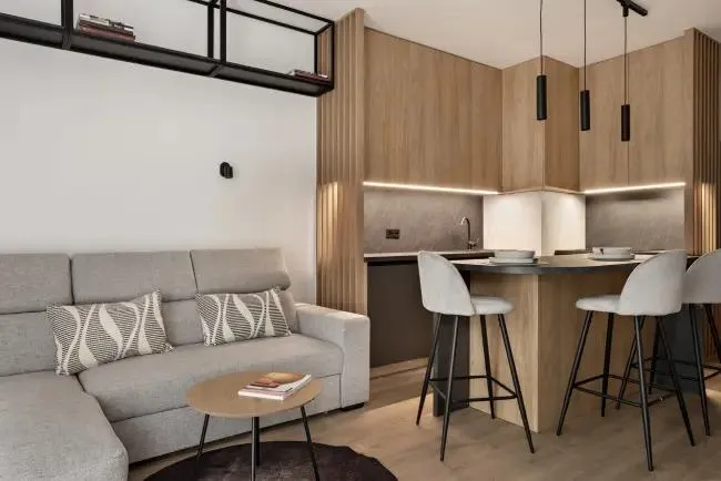 Aneks kuchenny z szarą sofą