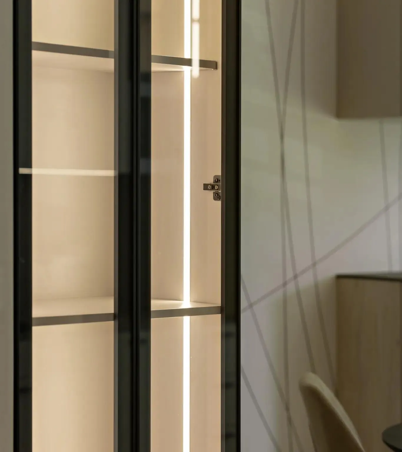 Podświetlana witryna z czarnymi ramami