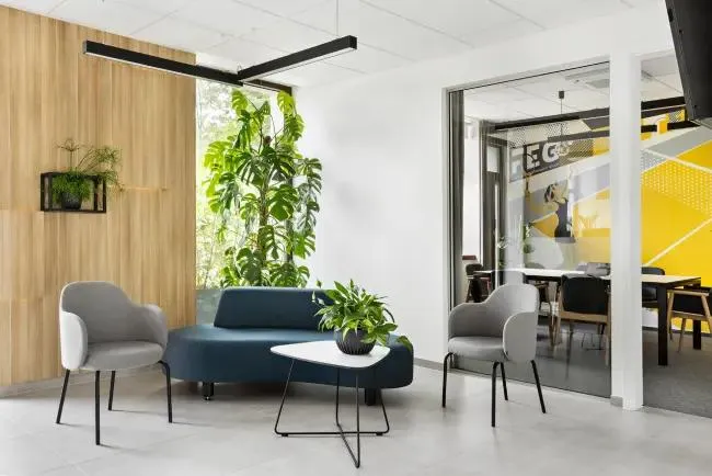 Strefa relaksu z niebieską kanapą