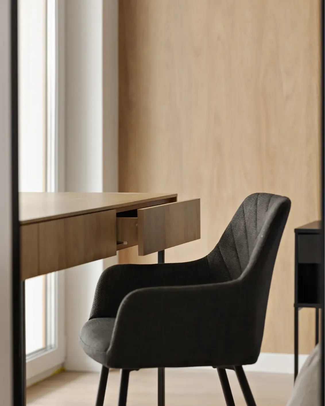 Elegancki fotel biurowy przy drewnianym biurku