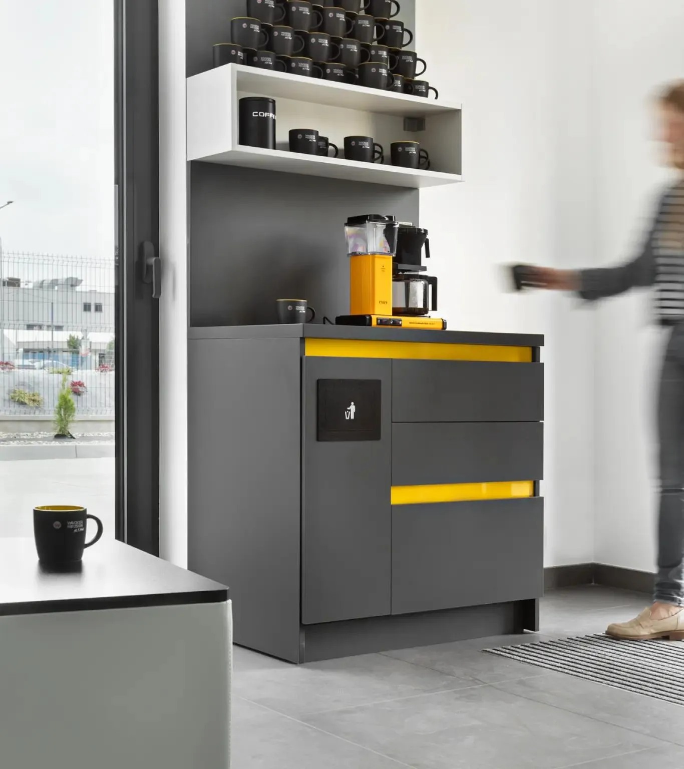 Nowoczesna kuchnia z żółtymi akcentami