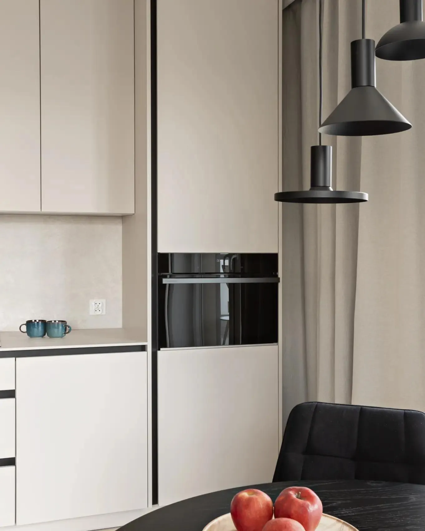 Kuchnia z czarnymi lampami wiszącymi