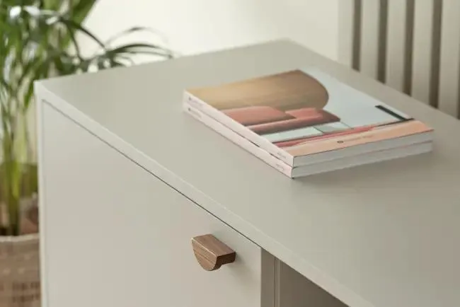 Minimalistyczna szafka z drewnianym uchwytem